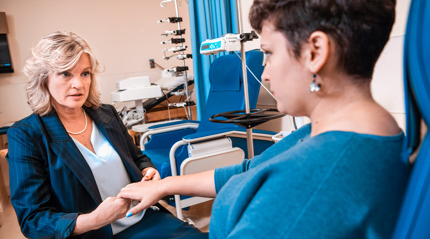 Une médecin examine la main de sa patiente.