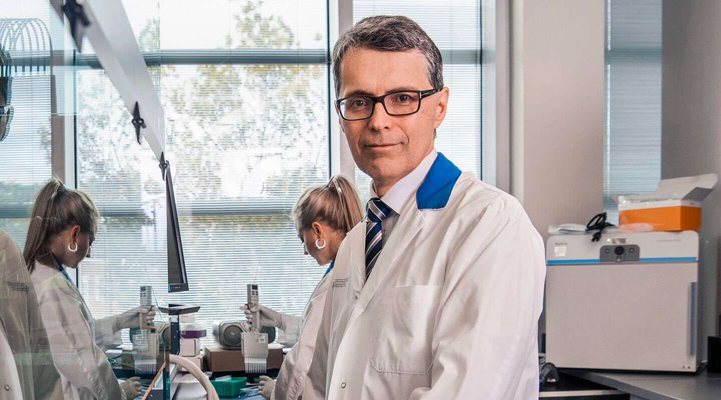 Un chercheur travaille dans un laboratoire